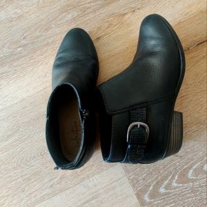 Clark size 6, black color,ankle boot for women.